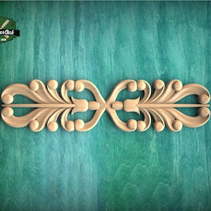 Aplique de madera simétrico con volutas estilizadas
