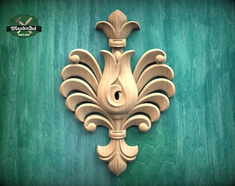 Aplique vertical de madeira com folhas em leque sobrepostas e detalhe central em forma de lágrima — detalhe decorativo para móveis