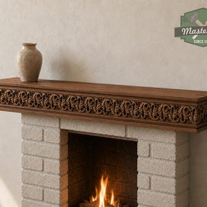 Pu&ograve; includere: Una mensola per camino in legno marrone scuro caratterizzata da un intricato motivo a foglie intagliate lungo il bordo anteriore. La mensola &egrave; montata sopra un camino in mattoni chiari con un piccolo vaso in ceramica beige sopra. Il logo MasterOak Since 1998 &egrave; visibile.