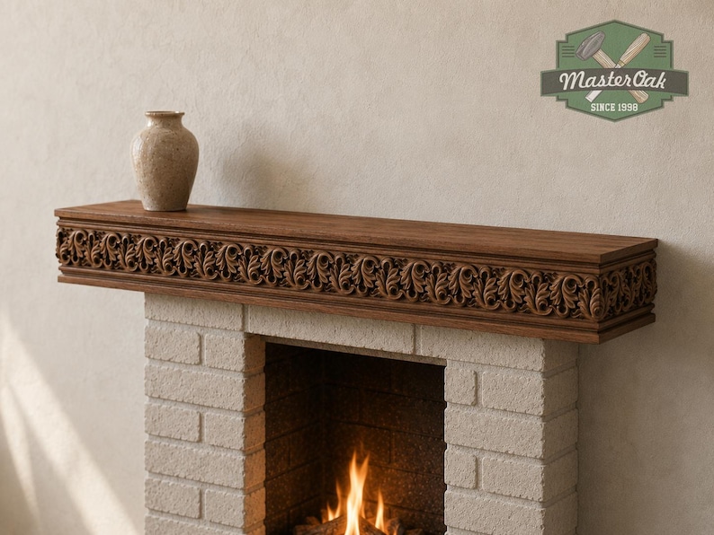 Pu&ograve; includere: Una mensola per camino in legno marrone scuro caratterizzata da un intricato motivo a foglie intagliate lungo il bordo anteriore. La mensola &egrave; montata sopra un camino in mattoni chiari con un piccolo vaso in ceramica beige sopra. Il logo MasterOak Since 1998 &egrave; visibile.