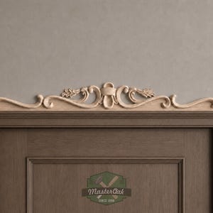 Klassieke houten deurpost, houten applicatie met lint- en krulmotief voor decoratie boven de deur, decoratief fronton boven de deur