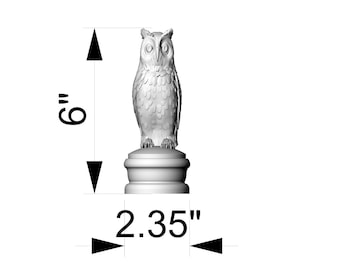 Puede incluir: Figura de búho blanco, de 15,2 cm de alto y 6 cm de ancho, sobre una base decorativa. El búho tiene texturas de plumas detalladas y una mirada enfocada, ideal para la decoración del hogar.