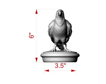 Puede incluir: Una figurita de cuervo gris impresa en 3D de pie sobre una base redonda. El cuervo mide 15,24 cm de alto y la base tiene un diámetro de 8,89 cm.