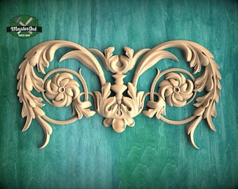 Amplio aplique de madera con motivos florales y hojas de acanto: detalle decorativo para paneles de muebles.