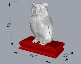 Puede incluir: Una figura de búho blanco de 30 cm de altura, con texturas de plumas detalladas, posada sobre una base rectangular roja de 25 cm por 13 cm. El búho tiene ojos grandes y un pico detallado, ideal para la decoración del hogar.
