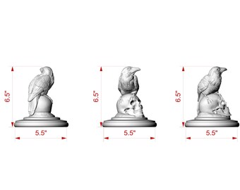Puede incluir: Tres esculturas de cuervos blancos, cada una de 16,5 cm de alto y 14 cm de ancho en la base. Un cuervo se posa sobre un pedestal, mientras que los otros dos se posan sobre calaveras. Las esculturas son detalladas y tienen un tema gótico.