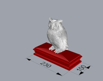 Puede incluir: Una figurita de búho blanca posada sobre una base rectangular roja. La base mide 230 mm por 100 mm.