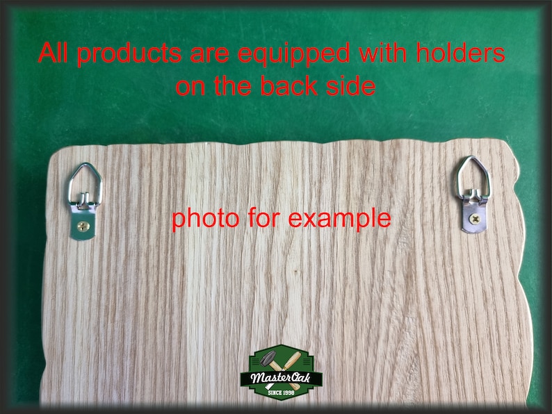 Op de afbeelding: De achterkant van een houten bord met twee metalen haken om op te hangen. Het bord is gemaakt van licht hout met een houtnerfpatroon. De tekst "Master Oak Since 1950" is onderaan het bord gedrukt.