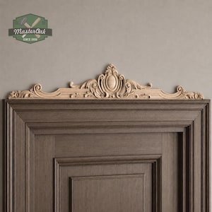 Horizontale bloemenapplicatie van hout, decoratieve fronton boven de deur, gesneden houten sierlijst voor meubels, onafgewerkte meubellijst