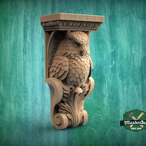 Puede incluir: Una ménsula de madera tallada con forma de búho, con intrincados detalles de plumas y follaje. El búho está centrado en un soporte decorativo, con una parte superior rectangular. La pieza es de madera clara y está sobre un fondo turquesa.