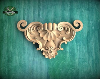 Aplique de madera simétrico con centro festoneado y extremos curvos en forma de voluta: un detalle decorativo para paneles de muebles.