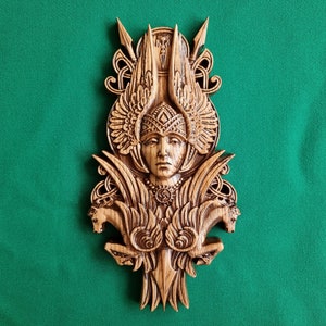 Walküre nordische Göttin, heidnischer Altar, nordische Mythologie, keltische Holzschnitzerei