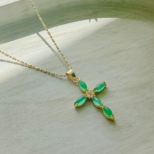 Collier croix, collier croix de jade, collier de protection, collier croix fine, collier religieux, collier or 18 carats