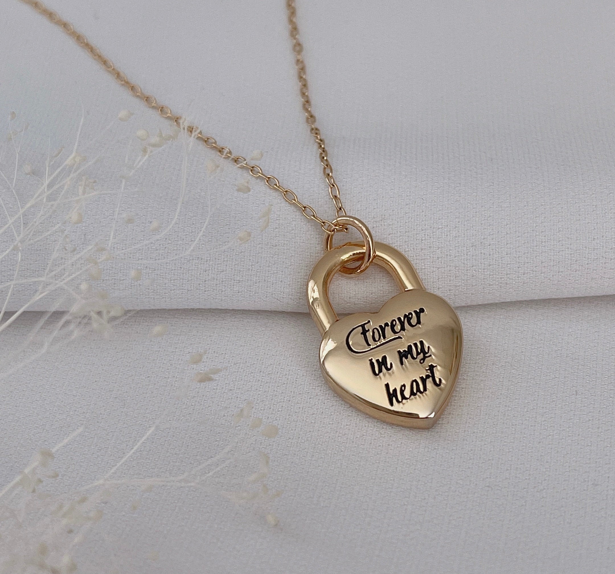 Lucchetto Oro Metallico Con La Forma Del Cuore Chiave Del Foro E Il Rosso Sospeso Sui Nastri Rossi Acquerello Disegnato Mano Disegno 295227212