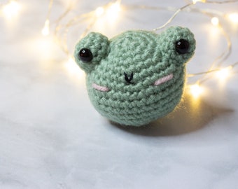Wzór na szydełkową żabę, słodki wzór na szydełkową zabawkę, szydełkowa pluszowa zabawka, wzór na pluszową zabawkę, amigurumi żaba, szydełkowa kawaii, kawaii pluszowa zabawka, pluszowa żaba
