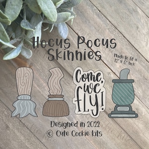 Peut inclure: Emporte-pièces Hocus Pocus Skinnies, avec un balai, un chaudron et une découpe de texte qui dit "Come, we fly!" Les emporte-pièces sont conçus pour s'adapter à une boîte de 30,5 cm sur 12,7 cm. Le texte en bas indique "Designed in 2022 © Cute Cookie Kits".
