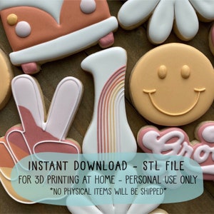 Puede incluir: Un conjunto de cortadores de galletas imprimibles en 3D que incluyen un signo de paz, un jarrón con un diseño de arcoíris, una cara sonriente, una margarita y una autocaravana vintage. Los cortadores están diseñados para uso personal y están disponibles para descarga instantánea como archivo STL.
