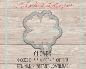 Könnte beinhalten: Ein grauer 3,5 Zoll großer Kleeblatt-Ausstecher. Der Ausstecher befindet sich auf einem Holzmaserungshintergrund. Der Text "CLOVER #CCK312 3.5IN COOKIE CUTTER STL FILE - INSTANT DOWNLOAD" befindet sich unter dem Ausstecher.