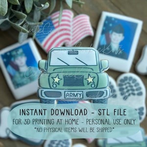 Puede incluir: Un archivo STL imprimible en 3D para un jeep de juguete verde con una parrilla negra, dos estrellas amarillas y la palabra "ARMY" en la parte delantera. El archivo es para uso personal únicamente y no se enviarán artículos físicos.