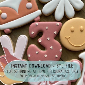 Puede incluir: Una descarga digital de archivos STL para impresión 3D en casa. Los archivos incluyen un signo de paz, un número 3 con flores blancas, una cara sonriente, una furgoneta y una margarita.  "DESCARGA INSTANTÁNEA - ARCHIVO STL PARA IMPRESIÓN 3D EN CASA - USO PERSONAL ÚNICAMENTE *NO SE ENVÍAN ARTÍCULOS FÍSICOS*"