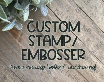 Puede incluir: Un letrero de madera con el texto "CUSTOM STAMP/EMBOSSER" y el mensaje "Por favor, contacta "antes" de comprar!"