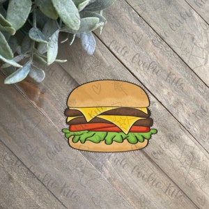Könnte beinhalten: Eine Cartoon-Illustration eines Doppel-Cheeseburgers mit Salat, Tomate und Käse auf einem Holz-Hintergrund.