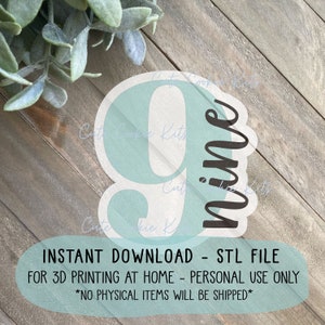 Pode incluir: Um arquivo STL imprimível em 3D para um cortador de biscoitos em forma de nove. O cortador é azul claro com um contorno branco e a palavra "nove" escrita em itálico preto.