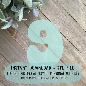 Puede incluir: Un número nueve impreso en 3D de color azul claro sobre un fondo de madera. El texto "INSTANT DOWNLOAD - STL FILE FOR 3D PRINTING AT HOME - PERSONAL USE ONLY *NO PHYSICAL ITEMS WILL BE SHIPPED*" está debajo del número.