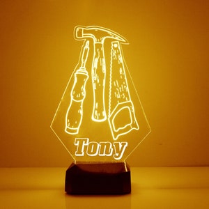 Light Up Acryl Tischler-Werkzeuge, benutzerdefinierte gravierte Tischleuchte, personalisiert kostenlos, 16 Farboptionen mit Fernbedienung, Zimmermann bestes Geschenk