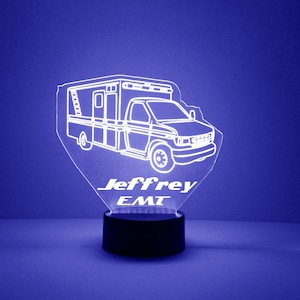 Light Up Krankenwagen, graviertes Nachtlicht, personalisiert kostenlos, 16 Farboptionen mit Fernbedienung, Rettungssanitäter, EMS, EMT Bestes Geschenk