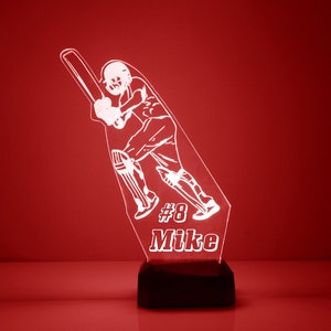 Light Up Cricket Player, Veilleuse gravée personnalisée, Gratuit personnalisé, 16 options de couleur avec télécommande, Lampe de bureau Cricket Player