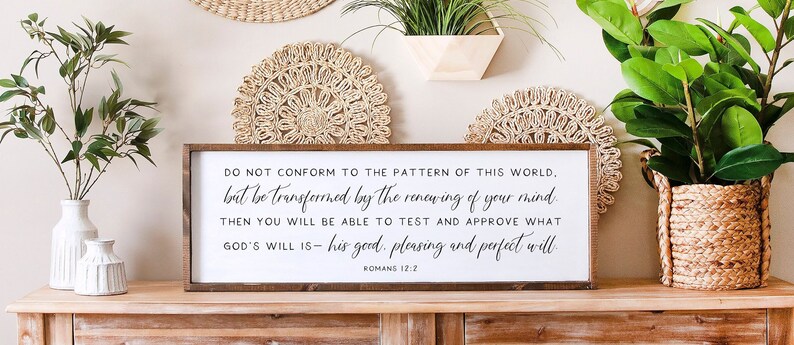 Peut inclure: Une pancarte en bois avec un fond blanc et du texte noir. Le texte dit : "DO NOT CONFORM TO THE PATTERN OF THIS WORLD. but be transformed by the renewing of your mind. THEN YOU WILL BE ABLE TO TEST AND APPROVE WHAT GOD'S WILL IS - his good, pleasing and perfect will ROMANS 12:2"