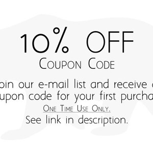 Op de afbeelding: Een afbeelding met een wit beren silhouet en de tekst "10% OFF COUPON CODE" in zwart. De tekst eronder luidt "Word lid van onze e-maillijst en ontvang een kortingscode voor je eerste aankoop. EENMALIG GEBRUIK. Zie link in de beschrijving."