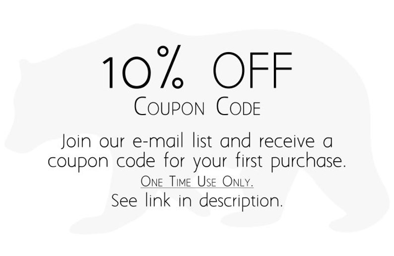Op de afbeelding: Een afbeelding met een wit beren silhouet en de tekst "10% OFF COUPON CODE" in zwart. De tekst eronder luidt "Word lid van onze e-maillijst en ontvang een kortingscode voor je eerste aankoop. EENMALIG GEBRUIK. Zie link in de beschrijving."
