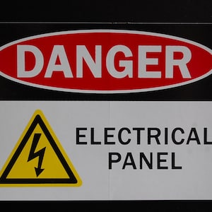 Calcomanía de vinilo con panel eléctrico de peligro (elija cantidad) Cumplimiento de seguridad de 5&quot; x 3,5&quot; (PS129)