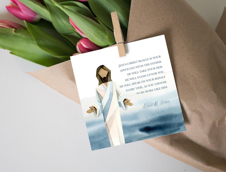 K&ouml;nnte beinhalten: Eine Aquarell-Illustration von Jesus Christus in einem blauen und wei&szlig;en Gewand, der auf einem blauen und wei&szlig;en Aquarellhintergrund steht. Der Text lautet "Jesus Christus ist wirklich dein F&uuml;rsprecher beim Vater. Er wird deine Seite ergreifen. Er wird f&uuml;r dich eintreten. Er wird in deinem Namen sprechen, jedes Mal, wenn du dich daf&uuml;r entscheidest, mehr wie er zu sein." Der Text ist mit "Russell M. Nelson" signiert.