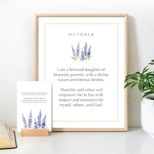 Op de afbeelding: Een ingelijste print en een bijpassende kaart met de tekst OCTOBER, een aquarelillustratie van paarse lavendelbloemen en het citaat: I am a beloved daughter of heavenly parents, with a divine nature and eternal destiny. Humility and virtue will empower me to live with respect and reverence for myself, others, and God.