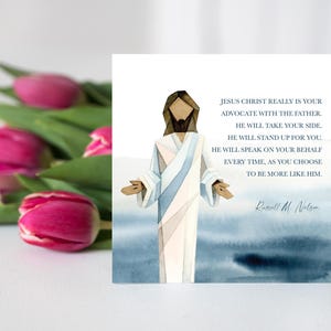 K&ouml;nnte beinhalten: Eine Aquarell-Illustration von Jesus Christus mit einem Zitat dar&uuml;ber, dass er ein F&uuml;rsprecher beim Vater ist. Das Zitat lautet: "Jesus Christus ist wirklich dein F&uuml;rsprecher beim Vater, er wird deine Seite ergreifen, er wird f&uuml;r dich eintreten, er wird in deinem Namen sprechen, jedes Mal, wenn du dich daf&uuml;r entscheidest, mehr wie er zu sein." Das Zitat ist mit "Russell M. Nelson" signiert.