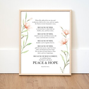 Pu&ograve; includere: Una citazione stampabile sulla pace e la speranza con un design floreale con fiori rosa e foglie verdi. La citazione dice: "Quando soffr&igrave; per i nostri peccati e le nostre debolezze, mor&igrave; sulla croce e risuscit&ograve;, il Salvatore riscrisse la storia dell'umanit&agrave;. Grazie a Lui, non dobbiamo affrontare le nostre debolezze, i nostri peccati e le nostre paure da soli. Grazie a Lui, la morte non &egrave; la fine. La risurrezione arriver&agrave; a tutti coloro che hanno mai vissuto. Grazie a Lui, le famiglie possono stare insieme per sempre. Grazie a Lui, la colpa diventa pace, il rimpianto diventa sollievo e la disperazione diventa speranza. Ci vengono date seconde opportunit&agrave;, lavagne pulite e nuovi inizi. Grazie a Ges&ugrave; Cristo, celebriamo la Pasqua. E la Pasqua &egrave; tutta incentrata sulla pace e la speranza." - Russell M. Nelson