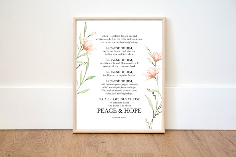 Pu&ograve; includere: Una citazione stampabile sulla pace e la speranza con un design floreale con fiori rosa e foglie verdi. La citazione dice: "Quando soffr&igrave; per i nostri peccati e le nostre debolezze, mor&igrave; sulla croce e risuscit&ograve;, il Salvatore riscrisse la storia dell'umanit&agrave;. Grazie a Lui, non dobbiamo affrontare le nostre debolezze, i nostri peccati e le nostre paure da soli. Grazie a Lui, la morte non &egrave; la fine. La risurrezione arriver&agrave; a tutti coloro che hanno mai vissuto. Grazie a Lui, le famiglie possono stare insieme per sempre. Grazie a Lui, la colpa diventa pace, il rimpianto diventa sollievo e la disperazione diventa speranza. Ci vengono date seconde opportunit&agrave;, lavagne pulite e nuovi inizi. Grazie a Ges&ugrave; Cristo, celebriamo la Pasqua. E la Pasqua &egrave; tutta incentrata sulla pace e la speranza." - Russell M. Nelson