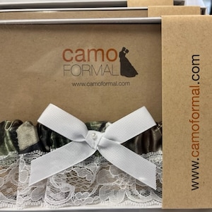 Camo Garter APG Pearl/White Ribbon Boxed