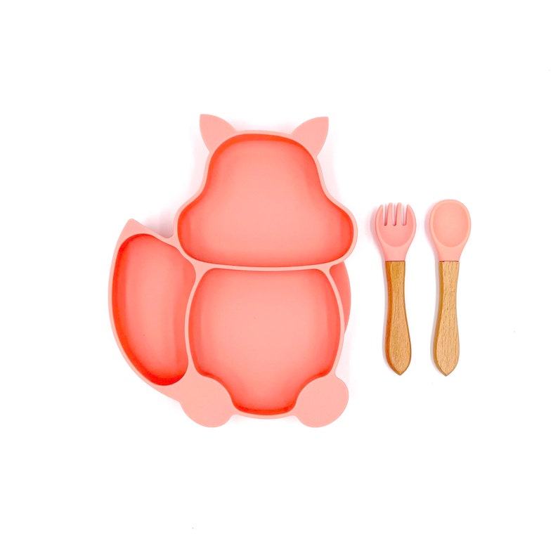 Personalisiertes Silikon Geschirrset mit Saugnapf-Teller in Eichhörnchen Form, Löffel und Gabel lachsrosa