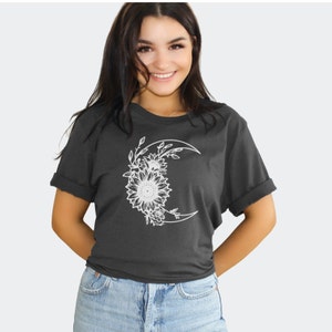 Camicia Flower Moon, Crescent Moon con Girasoli, Moon Graphic T-shirt, Floral Crescent Moon Shirt, Floral Moon, Botanical,Celestial T shirt immagine 3