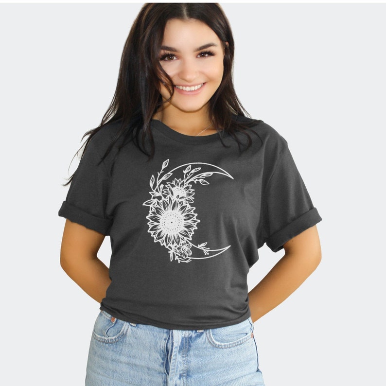 Camicia Flower Moon, Crescent Moon con Girasoli, Moon Graphic T-shirt, Floral Crescent Moon Shirt, Floral Moon, Botanical,Celestial T shirt immagine 3