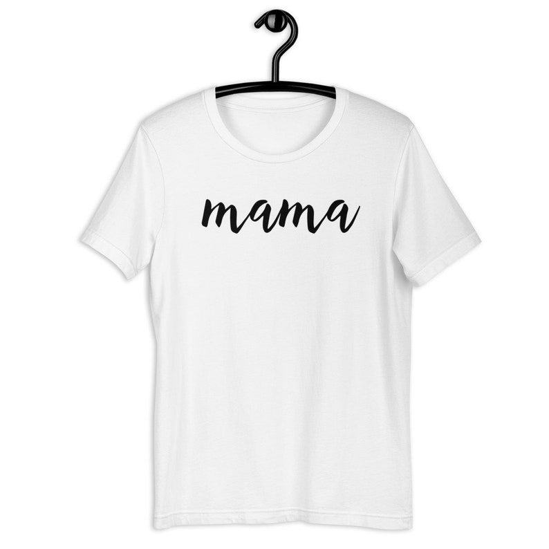 Może przedstawiać: Biała koszulka z napisem "mama" napisanym czarnym, ozdobnym pismem.