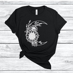 Camicia Flower Moon, Crescent Moon con Girasoli, Moon Graphic T-shirt, Floral Crescent Moon Shirt, Floral Moon, Botanical,Celestial T shirt immagine 2