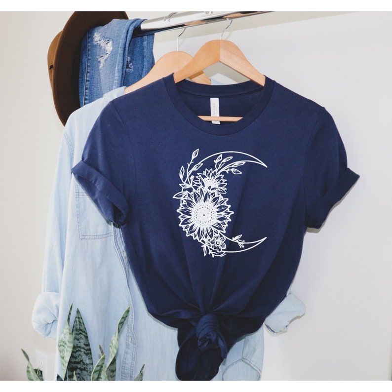 Camicia Flower Moon, Crescent Moon con Girasoli, Moon Graphic T-shirt, Floral Crescent Moon Shirt, Floral Moon, Botanical,Celestial T shirt immagine 1