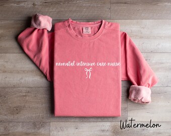 Comfort Colors® neonatal intensivvårdssjuksköterska tröja, neonatal intensivvårdssjuksköterska tröja, neonatal intensivvård, sjuksköterska, trevlig sjuksköterska sjuksköterskepresent, sjuksköterskepresent