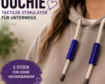 Puede incluir: Dos estimuladores sensoriales cilíndricos y texturizados de color azul oscuro unidos a los cordones beige de una sudadera con capucha marrón claro. El texto OUCHIE TAKTILER STIMULATOR FÜR UNTERWEGS y 2 STÜCK FÜR DEINE HOODIEBÄNDER es visible.