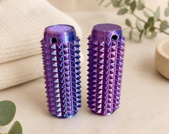 Rullo per agopressione Skills in PLA - Ouchie - rullo a forma di riccio per alleviare lo stress e massaggiare i punti trigger di mani e piedi, disponibile in varie misure e colori.